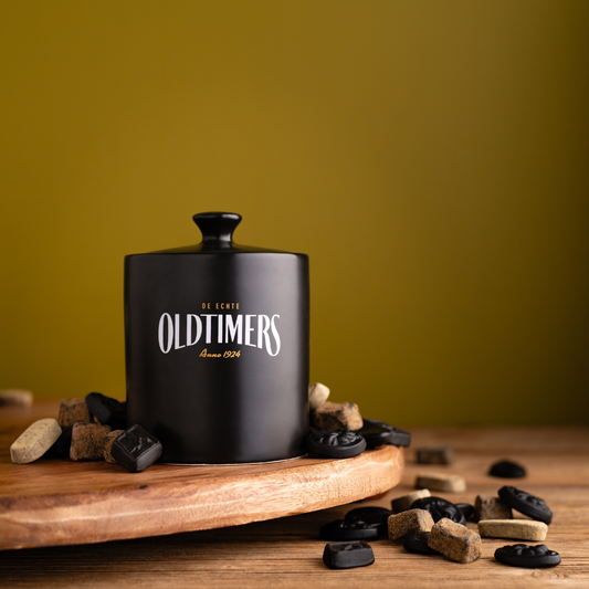 Zwarte keramieken Oldtimers droppot met klassiek design, bedoeld om drop stijlvol in te bewaren