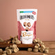 Oldtimers Zoethout Rotsjes suikervrije vegan snoepjes in een staande verpakking, omringd door zoethoutblokjes op een houten ondergrond.