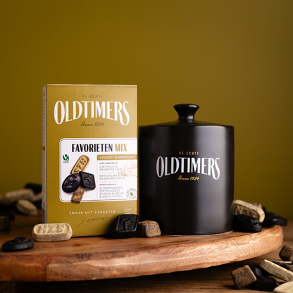Oldtimers Favorieten mix drop verpakking en bewaarpot op houten plank